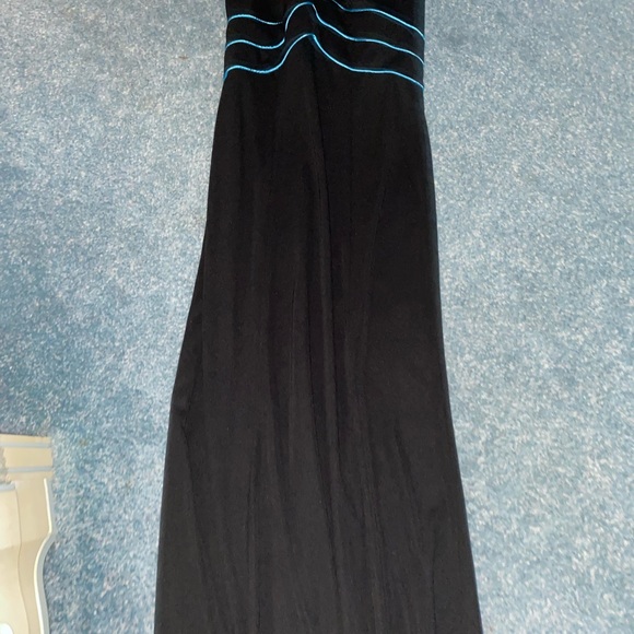 Backless gown - Picture 2 of 3